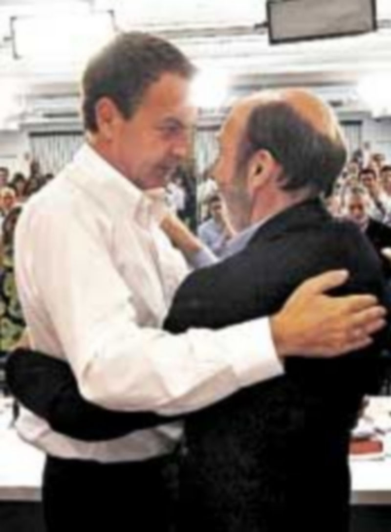 Zapatero saluda a Pérez Rubalcaba durante el Comité Federal del PSOE celebrado ayer en la sede del partido. / Efe.