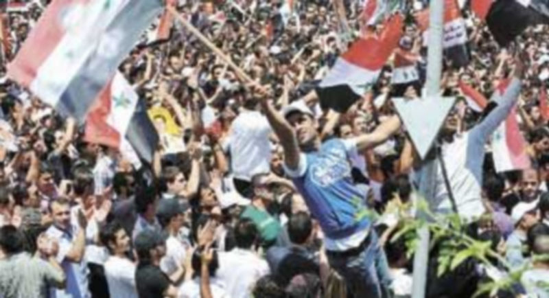 Miles de personas volvieron a salir a las calles de Damasco para protestar contra el régimen sirio y reclamar la caída del presidente Al Asad. / Reuters.