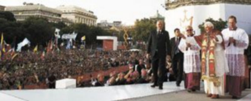 Decenas de miles de personas esperaban a Benedicto XVI en la madrileña plaza de Cibeles desde donde el Papa lanzó sus mensajes de fe y esperanza. / Andrés Ballesteros (EFE)