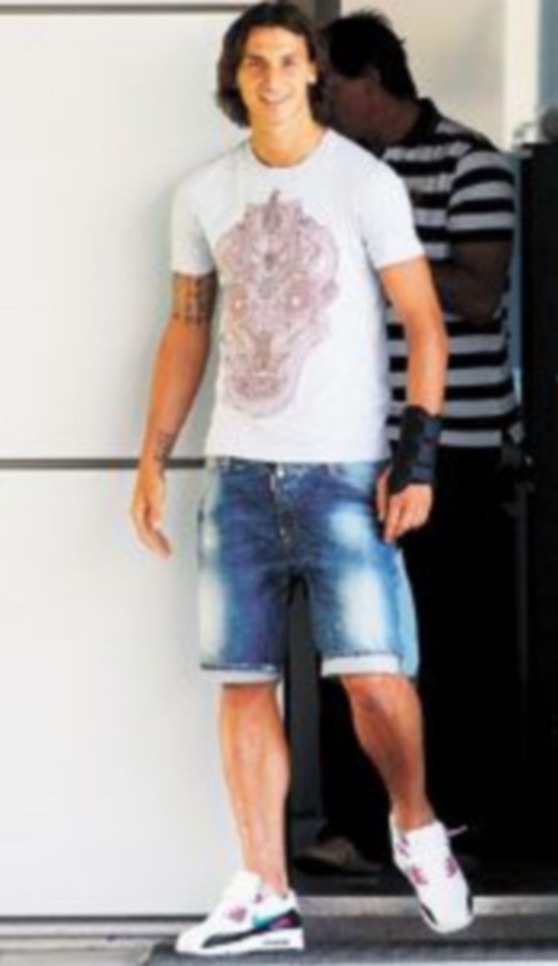 El atacante escandinavo conoció a sus nuevos compañeros. / EFE