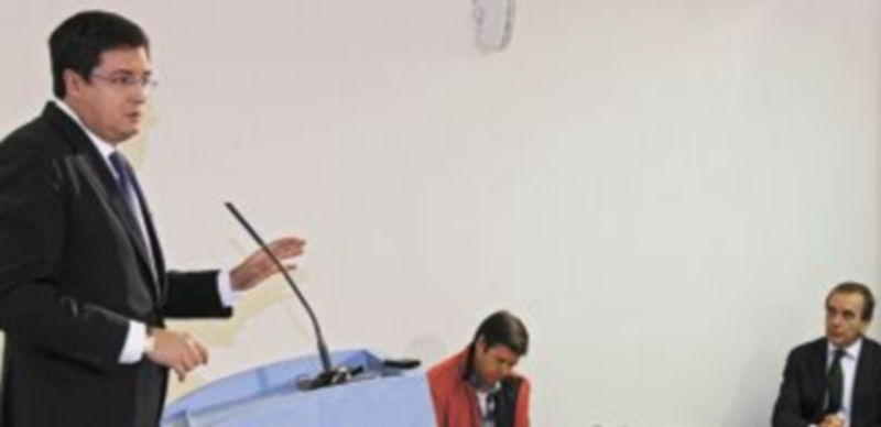 Alonso (d) sigue con atención las explicaciones de Óscar López (i)