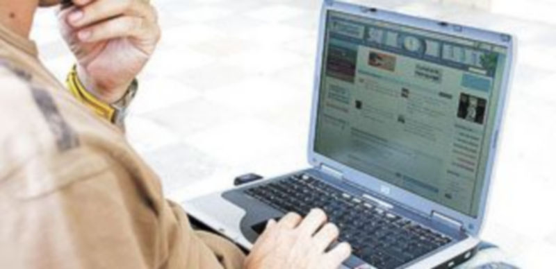 Los jóvenes pasan más de ocho horas a la semana de media en Facebook.