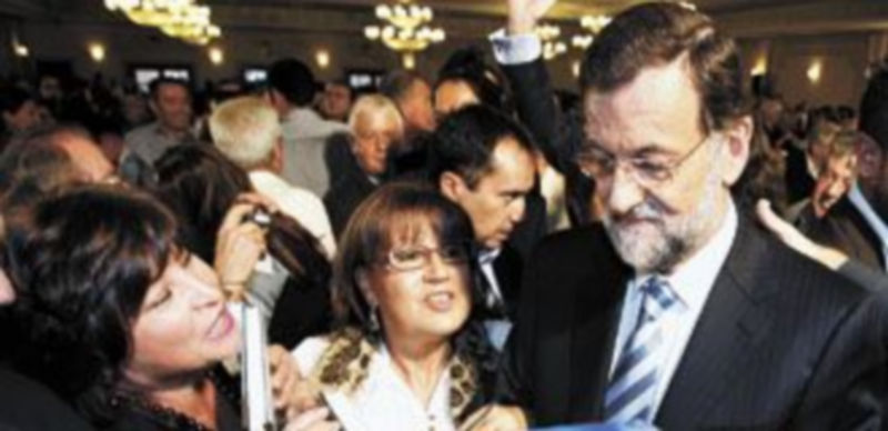 Mariano Rajoy firma ejemplares de su libro a varios simpatizantes que asistieron a la comida-mitin que ofreció en Murcia. / J. F. Moreno (Efe)