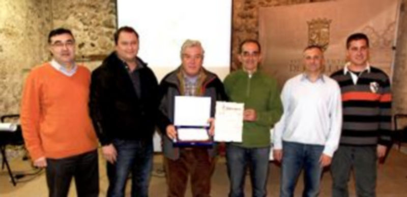 “Ruano” en el centro mostrando la placa junto al edil de Deportes (izq.) y miembros del Club Atlético./ Gabriel Gómez.