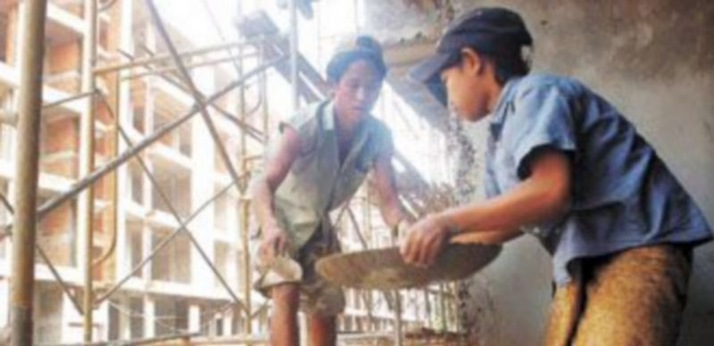 Dos niños birmanos trabajan en una construcción en la localidad de Yangon