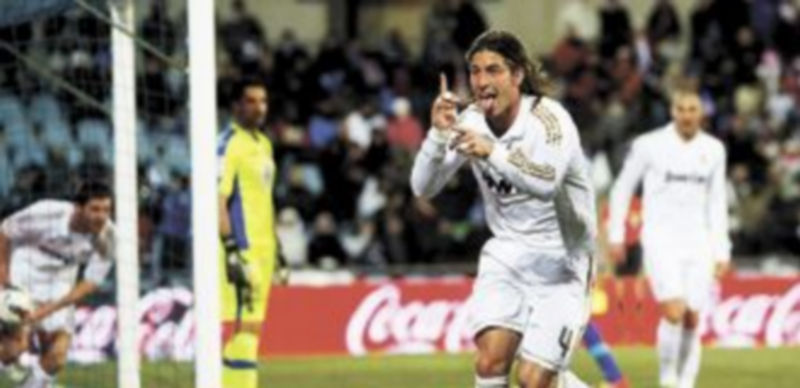 Sergio Ramos celebra el tanto anotado en el minuto 17 de la primera mitad en el Coliseum Alfonso Pérez. / Reuters.