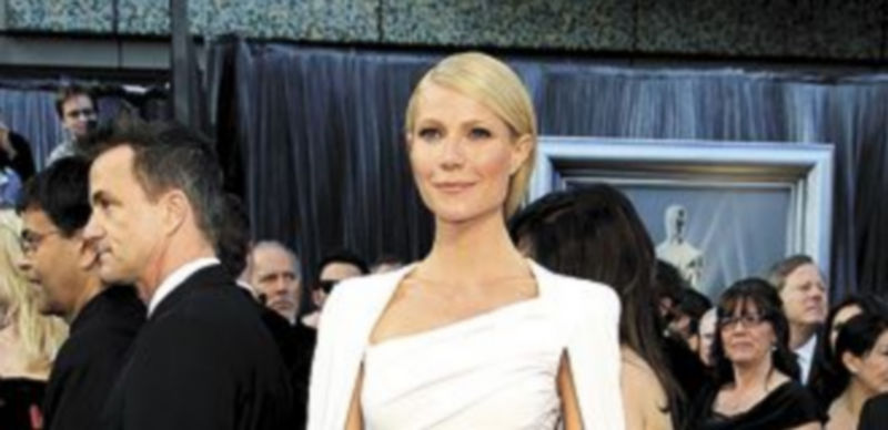 Gwyneth Paltrow triunfó con un vestido capa en blanco firmado por Tom Ford.