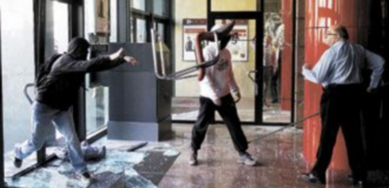 Varios jóvenes salieron de la manifestación de Barcelona para atacar una entidad bancaria de la Ciudad Condal. / Reuters