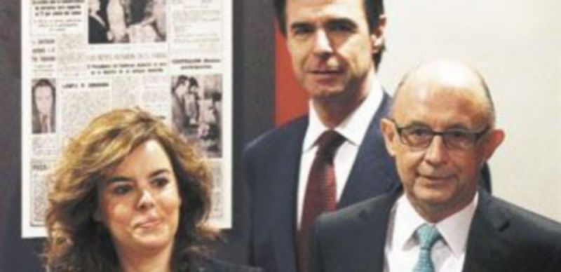 Soraya Sáenz de Santamaría aparece flanqueada por los ministros Cristóbal Montoro (d) y José Manuel Soria. / Reuters