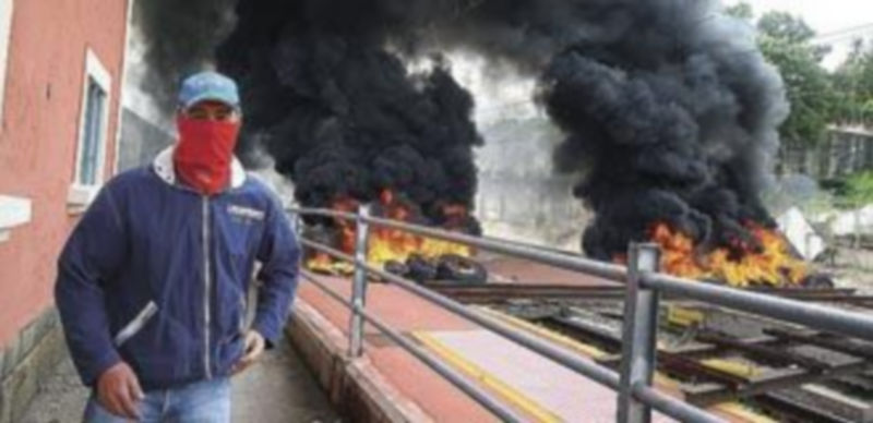 Mineros realizan barricadas en la estación de tren de Bembibre . / C.S. (Ical)