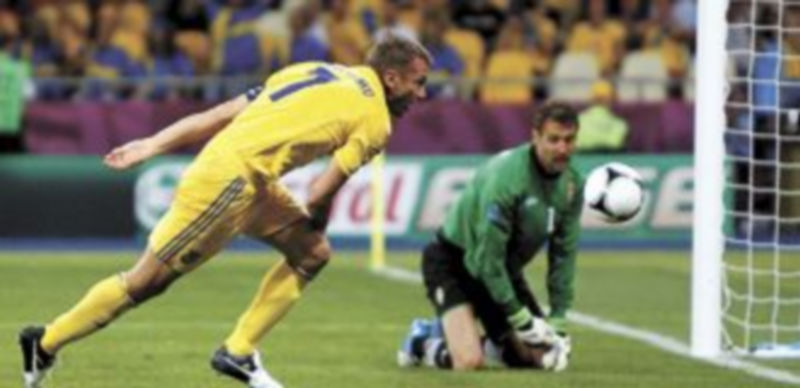 Shevchenko anotó los dos tantos de la victoria del conjunto ucraniano. /  Reuters.