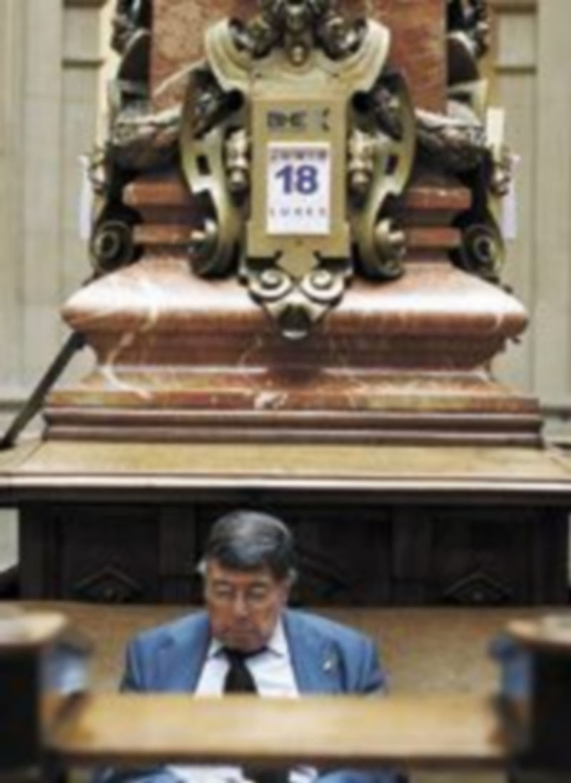Un inversor se toma un descanso durante la jornada de la Bolsa de ayer. / Reuters.