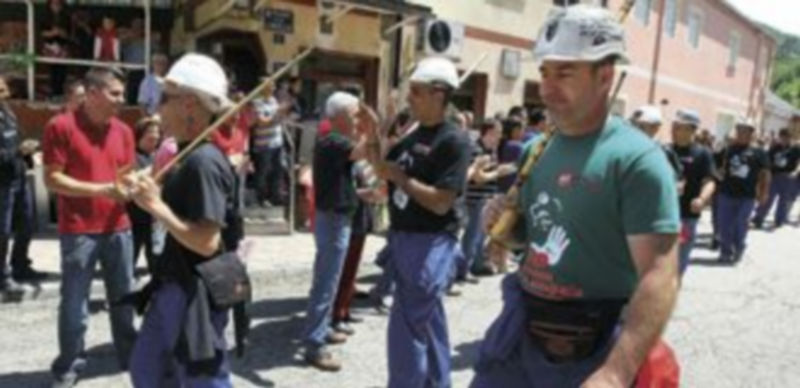 El grupo de mineros llega a la localidad de Tremor de Arriba (León) tras haber recorrido casi treinta kilómetros en la primera jornada de la protesta. / C. Sánchez (Ical)