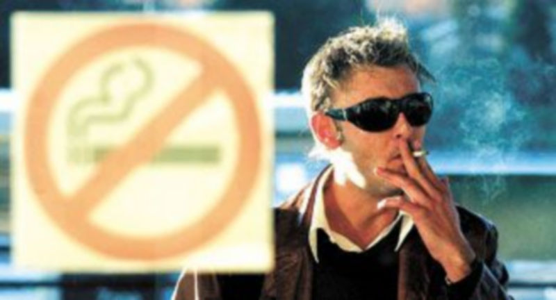 Las personas dependientes del tabaco podrán solicitar apoyo farmacológico y acompañamiento para dejar el vicio. / EFE