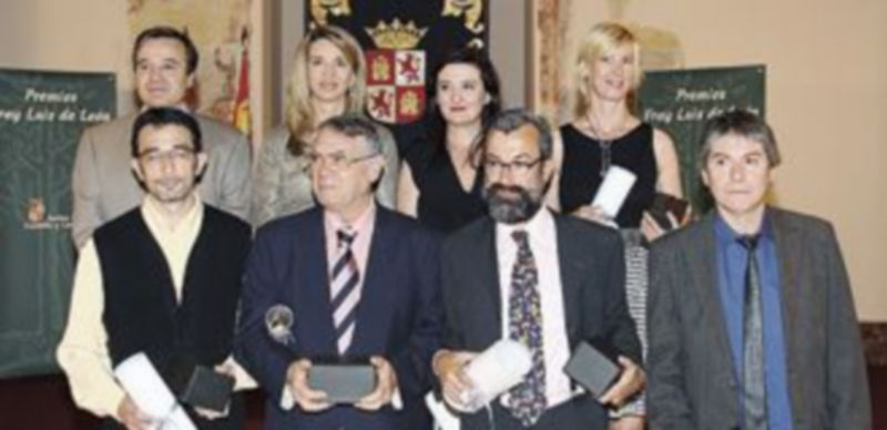 La consejera (2i atrás) con los ganadores de los premios Fray Luis de León. / Ical