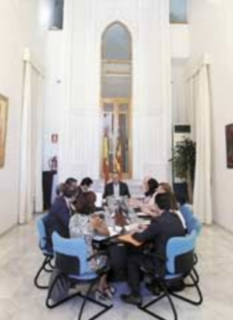 El ‘president’ Alberto Fabra -al fondo- dirige la reunión del ‘Consell’. / Europa Press