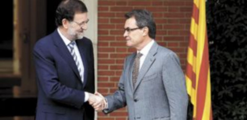 Mariano Rajoy saluda con cordialidad a Artur Mas