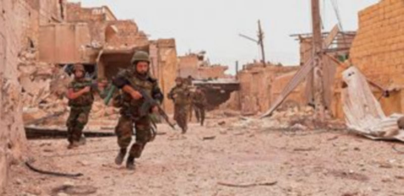 Un grupo de soldados sirios prepara una ofensiva en la ciudad de Alepo. / Reuters