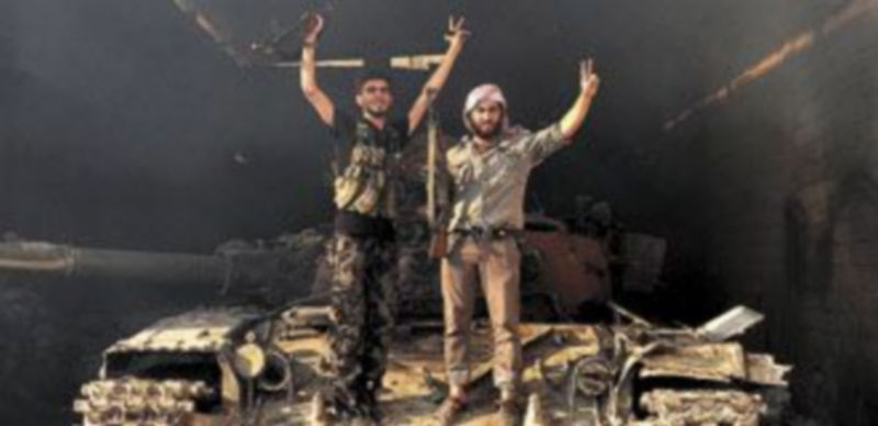 Opositores al régimen de Bachar al Asad intentan hacerse fuertes en la localidad de Alepo. / Reuters