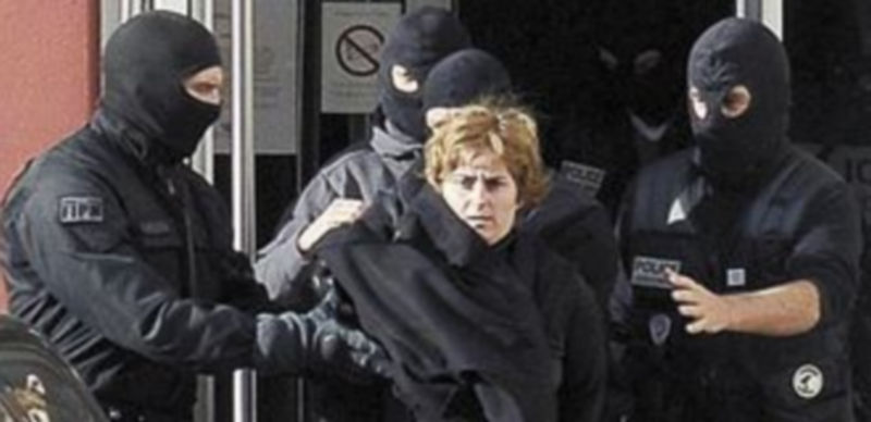 Agentes especiales de la lucha antiterrorista franceses trasladan a la dirigente etarra Izaskun Lesaka Argüelles.