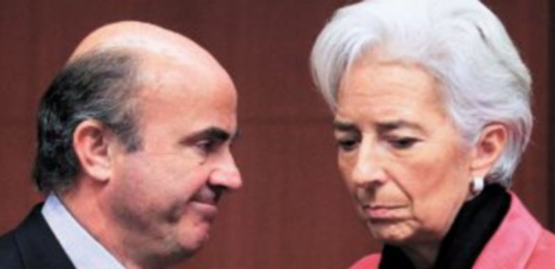 El titular de Economía español charla durante la reunión del Ecofin con la directora gerente del FMI