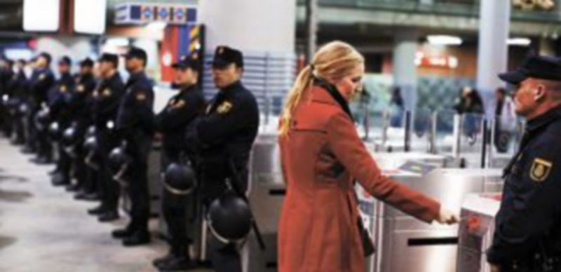 El metro de Madrid contó con una fuerte presencia policial. 2. Portugal vivió también una huelga general. / Foto: reuters.