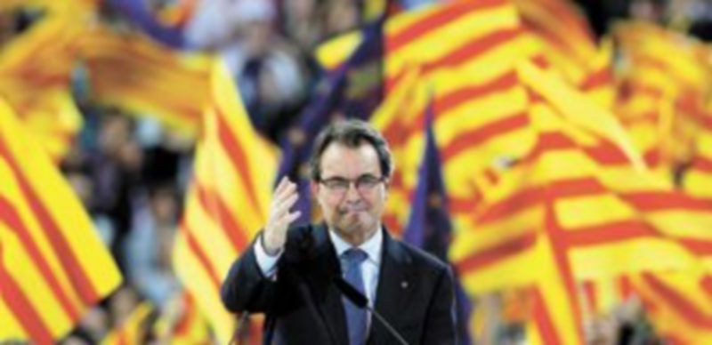 Miles de personas arroparon en Barcelona el pasado viernes al presidente regional durante el último mitin de campaña. / Reuters