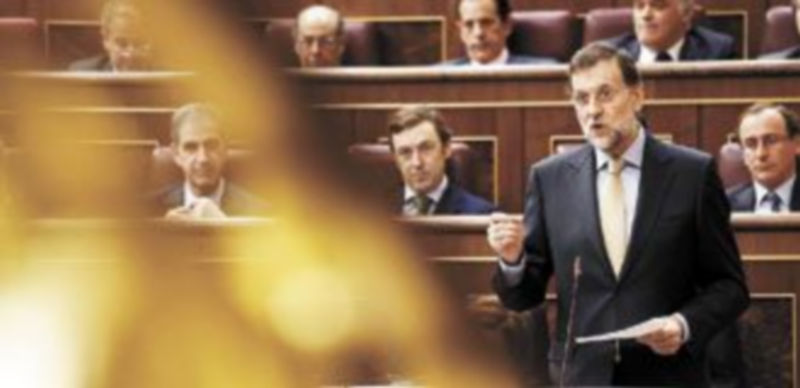 El líder del PP vivió ayer una de las sesiones de control al Ejecutivo más dura de los últimos meses por los reproches de la oposición. / Reuters