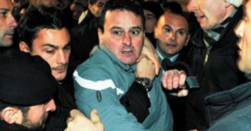 Los miembros de la seguridad de Berlusconi reducen a Massimo Tartaglia