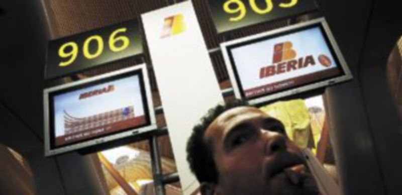 Un trabajador de la aerolínea española protesta en la Terminal 4 del aeropuerto madrileño contra el plan de ajuste planteado por la empresa. / Reuters