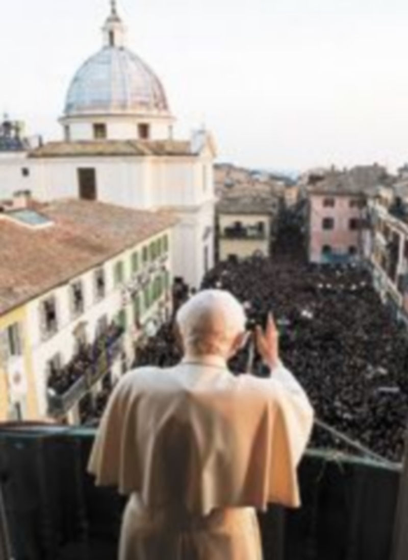 Benedicto XVI saluda a los cientos de congregados en las inmediaciones del Palacio de Castel Gandolfo. / Reuters