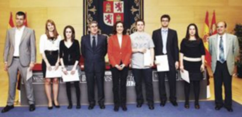 Investigación y música tradicional se refugian bajo el paraguas de la Fundación Villalar 1 La presidenta de las Cortes (c) y el vicepresidente (a su izquierda) posan en mayo de 2012 junto a los ganadores de las becas de investigación del pasado año. / Ical