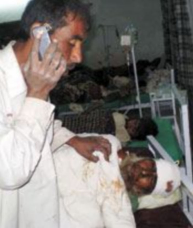 Adultos y niños reciben asistencia sanitaria tras resultar heridos en el atentado de ayer. / EFE