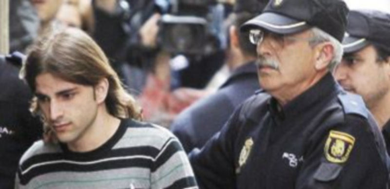 Miguel Carcaño se dirige a los juzgados custodiado por la Policía.