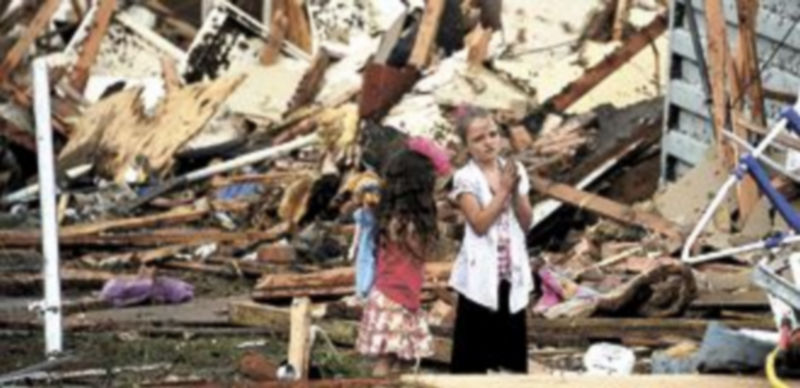 Dos niñas muestran su desolación tras comprobar cómo su casa y las viviendas aledañas quedaron destruidas tras el paso del tornado. / Reuters
