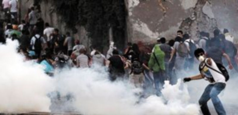 Un joven responde a uno de los ataques con gases lacrimógenos empleados por los agentes en Estambul. / Reuters