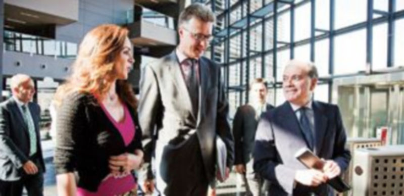 La consejera Silvia Clemente; el jefe de gabinete del Comisario de Agricultura