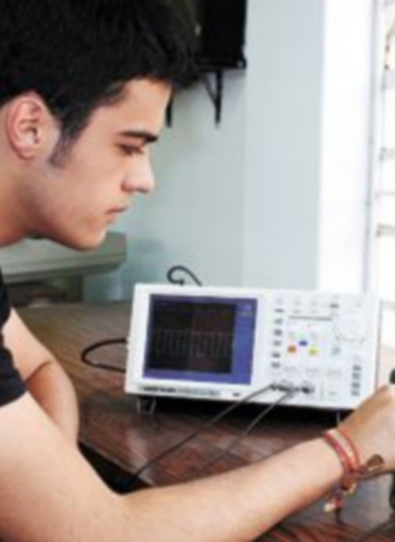 Un estudiante de ingeniería de Telecomunicaciones realiza prácticas con transmisores.