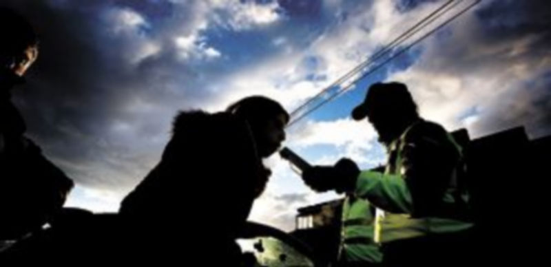 Un 30 por ciento de los conductores es consciente de que daría positivo en caso de que la Guardia Civil les hiciera ‘soplar’. / Valdivielso