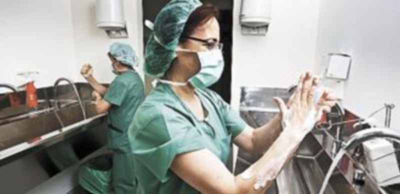 Los facultativos se preparan antes de entrar a una operación. / A. Rodrigo