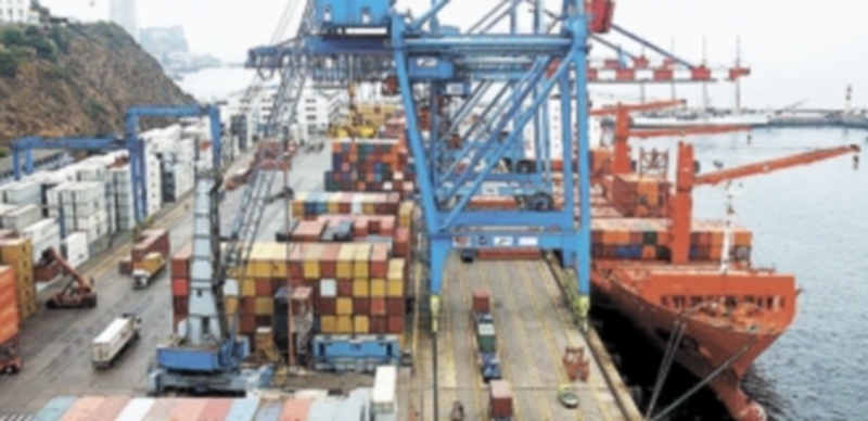 Una serie de contenedores