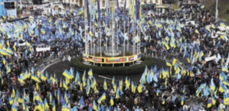 Las calles de la capital se llenaron de personas que exigían al Ejecutivo un acercamiento a la Unión Europea. / EFE
