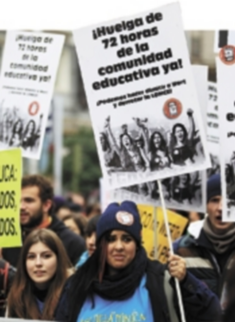 Participantes en la marcha convocada por la plataforma Escuela Pública. / EFE