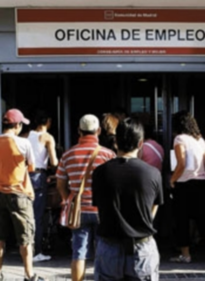Un grupo de desocupados guarda turno para acceder a una oficina de empleo.