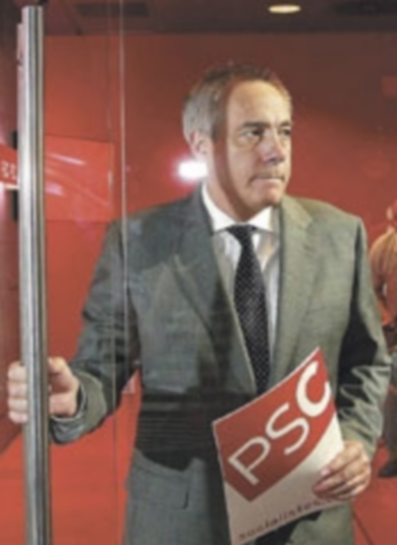 El primer secretario de los socialistas catalanes renunció ayer. / Efe