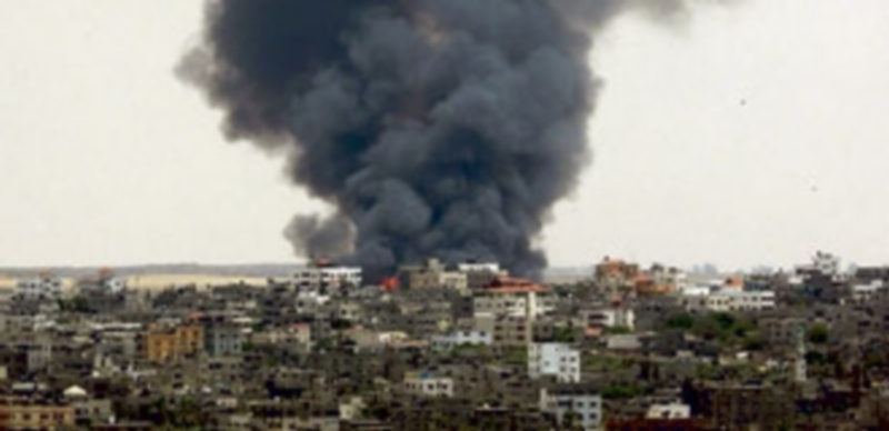 Explosión de un cohete lanzado por palestinos en la Franja de Gaza. / Efe