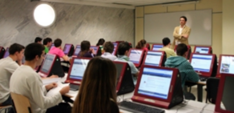 Un grupo de alumnos reciben clases de informática. / Efe