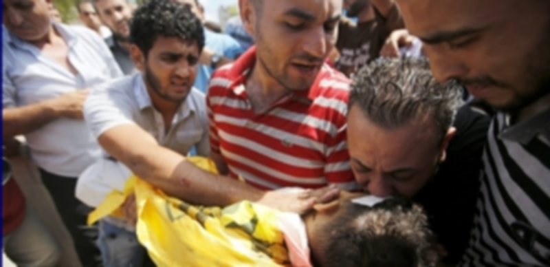 Familiares y amigos lloran la pérdida de los dos pequeños palestinos muertos tras los ataques israelíes. / Efe