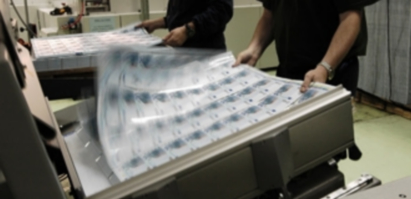 Dos operarios producen billetes de euros en la Fabrica Nacional de Moneda y Timbre. / Europa Press