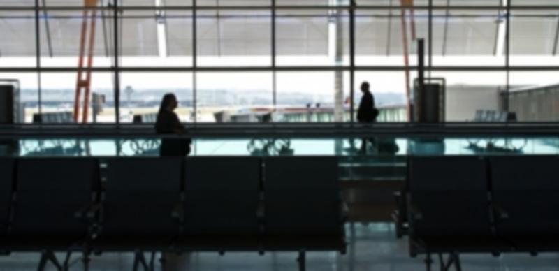 Varios pasajeros en el pasillo de al Terminal-4 del aeropuerto Adolfo Suárez Madrid-Barajas . / Europa Press